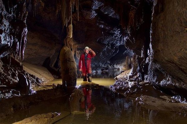 Où peut-on s'informer pour devenir professionnel en spéléologie en Ardèche ?